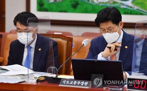 회의 자료 살펴보는 노형욱 국토교통부 장관
