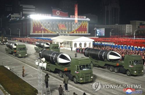 북한 야간 열병식 장면