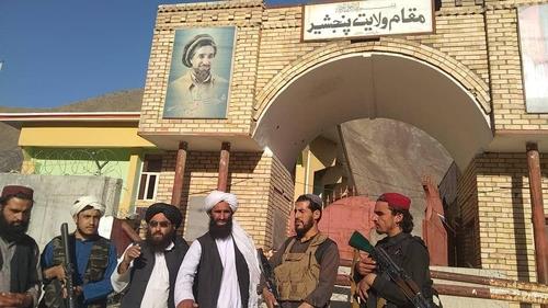 "탈레반, 판지시르 주정부 청사 앞 포즈"
