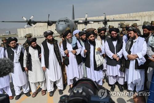 8월 31일 카불공항 활주로서 기자회견 하는 탈레반[AFP=연합뉴스]