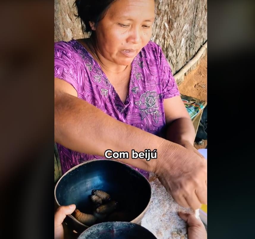 아마존 원주민 타투요족이 애벌레를 요리하는 모습.[쿤하포랑가 틱톡 캡처]