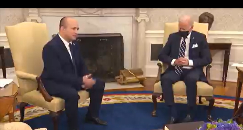 조 바이든 미국 대통령(오른쪽)과 베네트 이스라엘 총리(왼쪽)의 정상회담 영상.