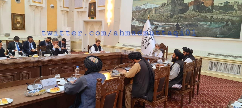 아프간 과도정부 아쿤드 총리대행이 회담 주재하는 모습
