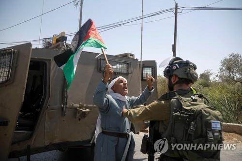 이스라엘이 점령한 요르단강 서안에서 반이스라엘 시위하는 팔레스타인 주민