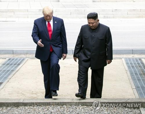 판문점 회동 당시 트럼프 전 대통령과 김정은 국무위원장