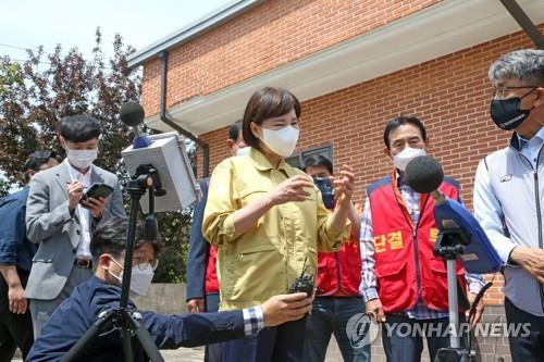소음측정기 설명 듣는 전현희