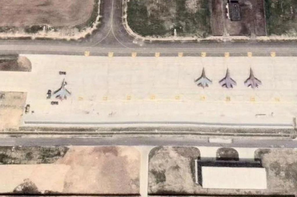 샹탕기지에 배치된 J-16D(오른쪽에서 세번째) 