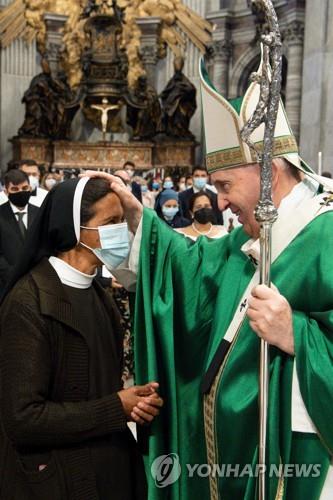 프란치스코 교황이 10일 나바레스 수녀를 접견하는 모습
