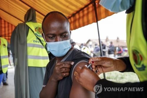 코로나19 백신을 맞는 케냐 시민