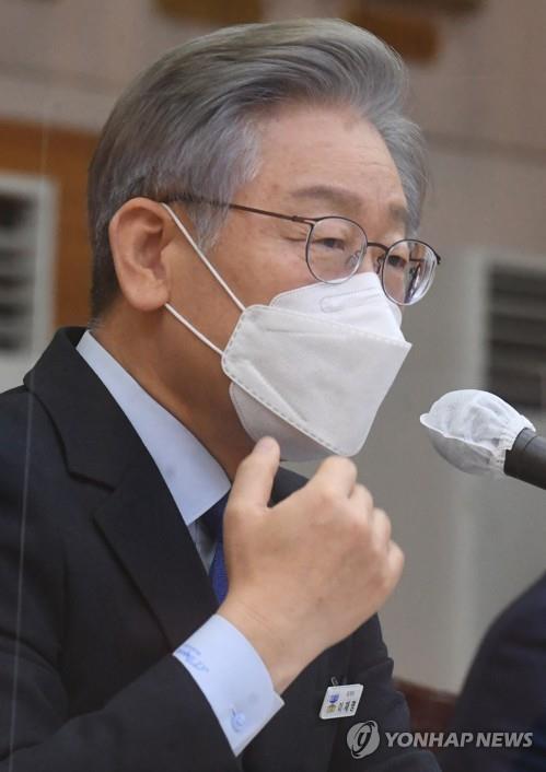 답변하는 이재명 경기지사