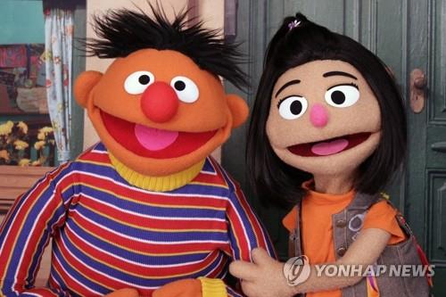 미 어린이 프로 '세서미 스트리트'의 한국계 최초 캐릭터 '지영'(오른쪽)