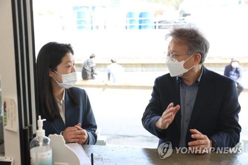 '마을호텔' 대표와 대화하는 권칠승 중기부 장관