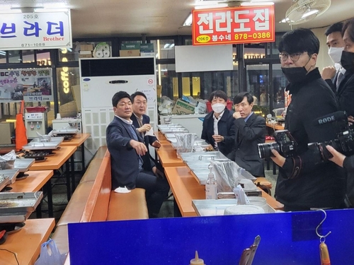 신림동 순대타운 찾은 윤석열 대선후보