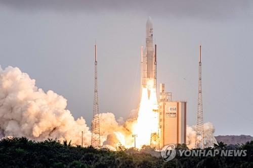 우주로 발사되는 웹 망원경 탑재 아리안5호 로켓