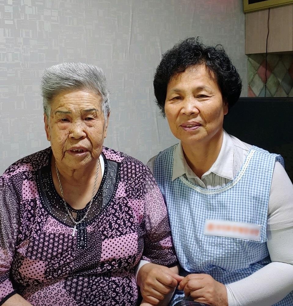 유영애 할머니(왼쪽)와 요양보호사 최진숙 씨(오른쪽) [월드비전 제공. 재판매 및 DB금지]