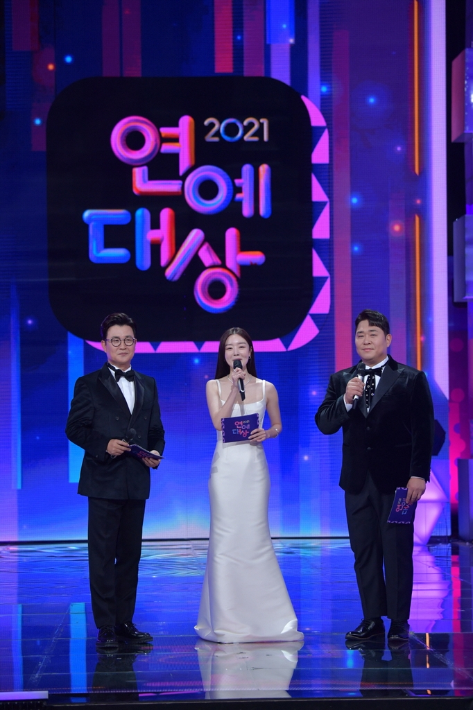 '2021 KBS 연예대상' MC를 맡은 (왼쪽부터) 김성주, 한선화, 문세윤.