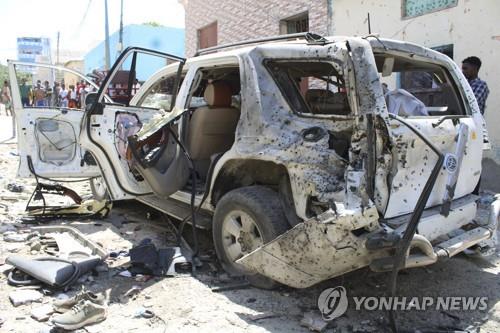 자살폭탄 테러범 공격에 부서진 차량 