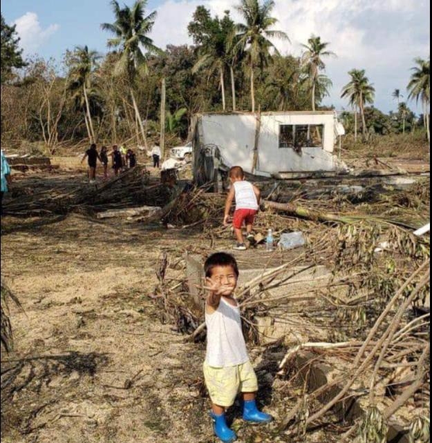 통가 화산 피해지역의 어린이