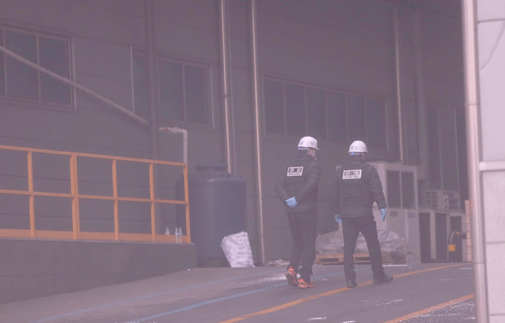 현장 감식을 위해 건물 내부로 들어가는 충북지방경찰청 과학수사팀.