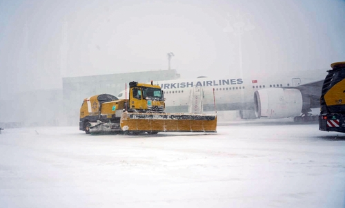 제설 작업 중인 이스탄불 국제공항 활주로