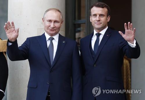 푸틴 대통령(왼쪽)과 마크롱 대통령