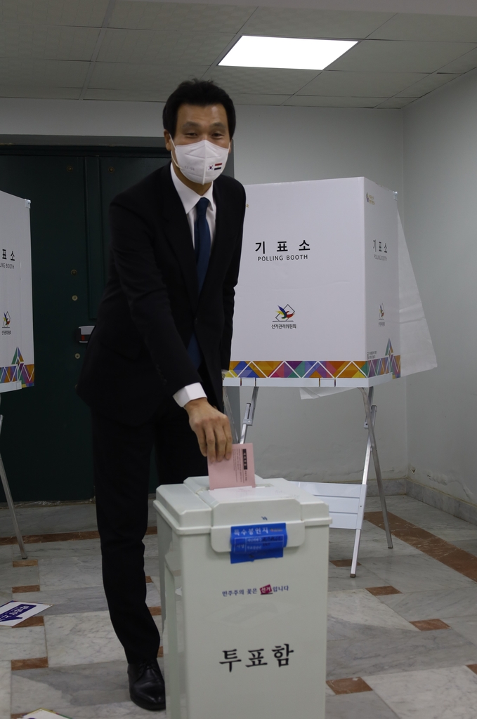 투표하는 홍진욱 주이집트 대사.