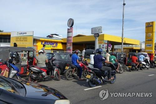 기름 사려 줄 선 스리랑카 차량과 오토바이