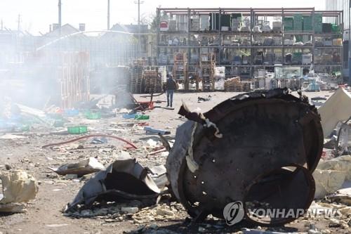 오데사 쇼핑몰 앞에 나뒹구는 러군 미사일 파편