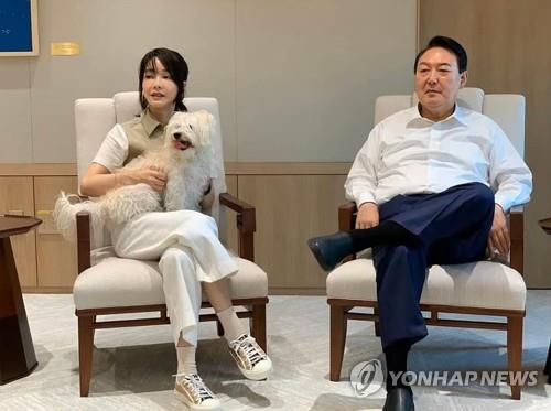 윤 대통령 내외 집무실에서 '반려견과 함께'