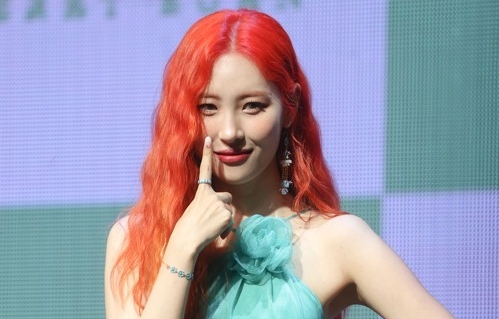 포즈 취하는 선미