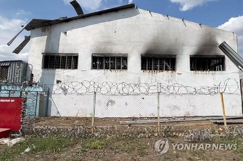 폭격으로 불탄 러시아 점령지 내 포로 수용소