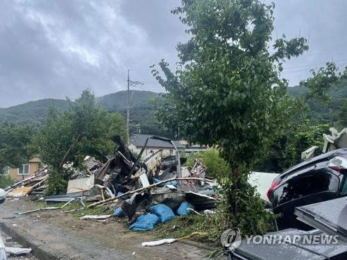 폭격 맞은 듯한 주택