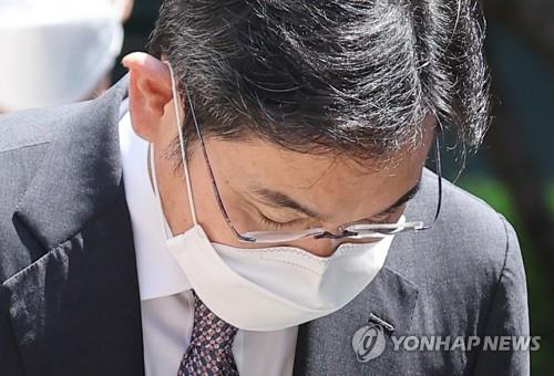 법정 나서며 인사하는 이재용 삼성 부회장