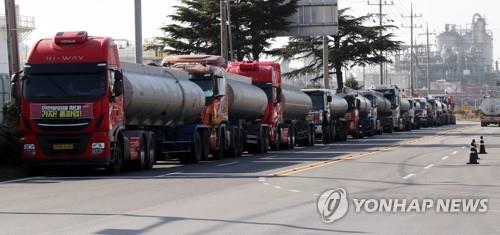 여수산단에 멈춰선 화물차 (여수=연합뉴스) 장덕종 기자 = 화물연대가 파업에 들어간 24일 석유화학업체가 밀집한 전남 여수국가산업단지에 화물차가 세워져 있다. 2022.11.24 cbebop@yna.co.kr(끝)