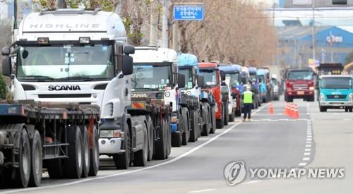 (포항=연합뉴스) 김현태 기자 = 화물연대 파업이 이어지는 5일 경북 포항시의 한 도로에서 갓길에 줄지어 서 있는 화물차들 옆으로 운행 중인 유류 운반차, 화물차가 지나가고 있다. 2022.12.5