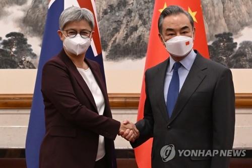 왕이 中 외교부장과 악수하는 페니 웡 호주 외교장관