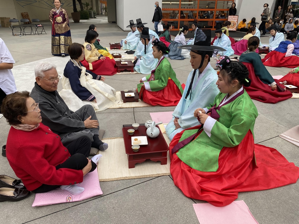미국 LA에서 열린 한국 전통 성년식 장면