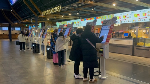영화관도 실내 마스크 착용 의무 해제