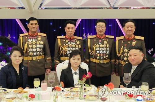 김정은, 딸 김주애와 '건군절' 기념연회 참석