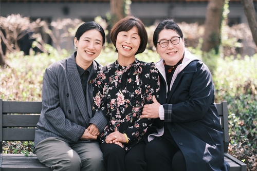 다큐멘터리 영화 '장기자랑'의 이소현 감독과 이미경, 김명임 씨