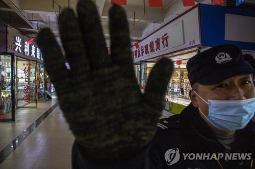 '코로나 진원지 지목' 화난 수산물 시장에서 촬영 막는 경비원