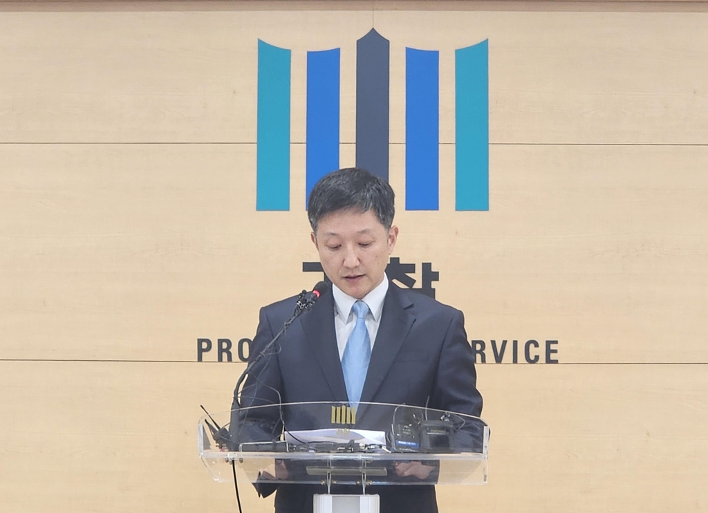 (서울=연합뉴스) 안정훈 기자 = 서울남부지검 금융증권범죄합동수사단(단장 단성한)은 25일 신 전 대표를 자본시장법상 사기적 부정거래·공모규제 위반, 특정경제범죄가중처벌법상 사기·배임·횡령, 전자금융거래법 위반, 특정금융정보법 위반, 배임증재, 업무상 배임 혐의로 불구속 기소했다. 사진은 단성한 단장의 브리핑 모습. 2023. 04.25.