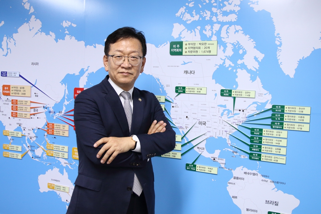 연합뉴스와 인터뷰하는 석동현 민주평통 사무처장