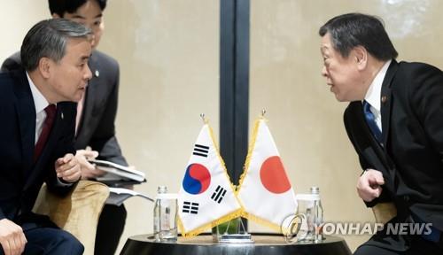 대화하는 이종섭 장관과 하마다 방위상