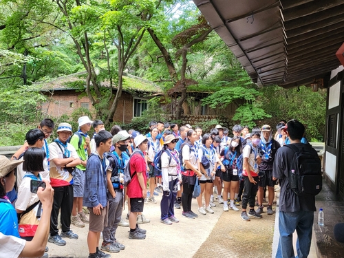 서울 성북구 길상사에서 가이드 설명 듣는 대만 잼버리 대원들