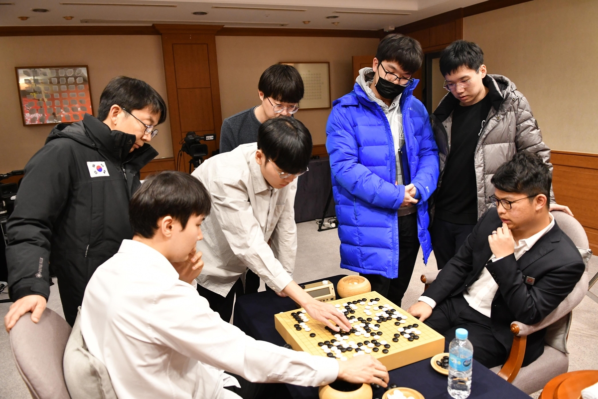 대국 후 양국 선수들이 복기하고 있다.