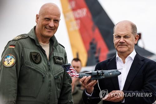 잉고 게르하르츠 독일 공군참모총장(왼쪽)과 올라프 숄츠 독일 총리 [EPA  자료사진. 재판매 및 DB 금지] 