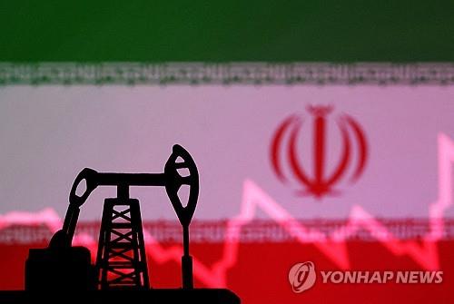 이란 국기 앞으로 보이는 오일펌프 미니어처