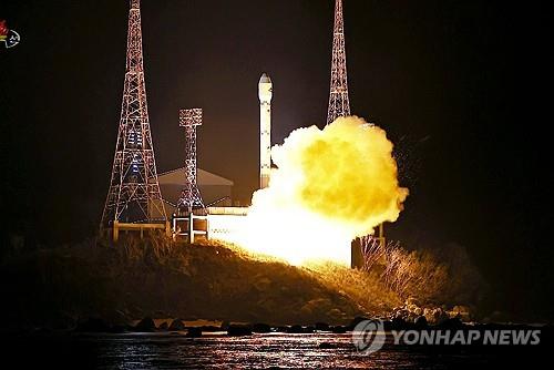 북한의 정찰위성 '만리경-1호' 발사