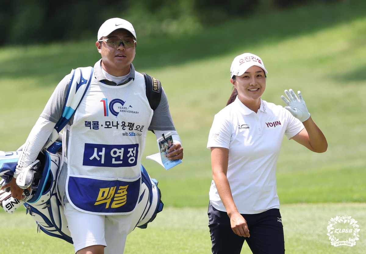 갤러리의 응원에 답하는 서연정.